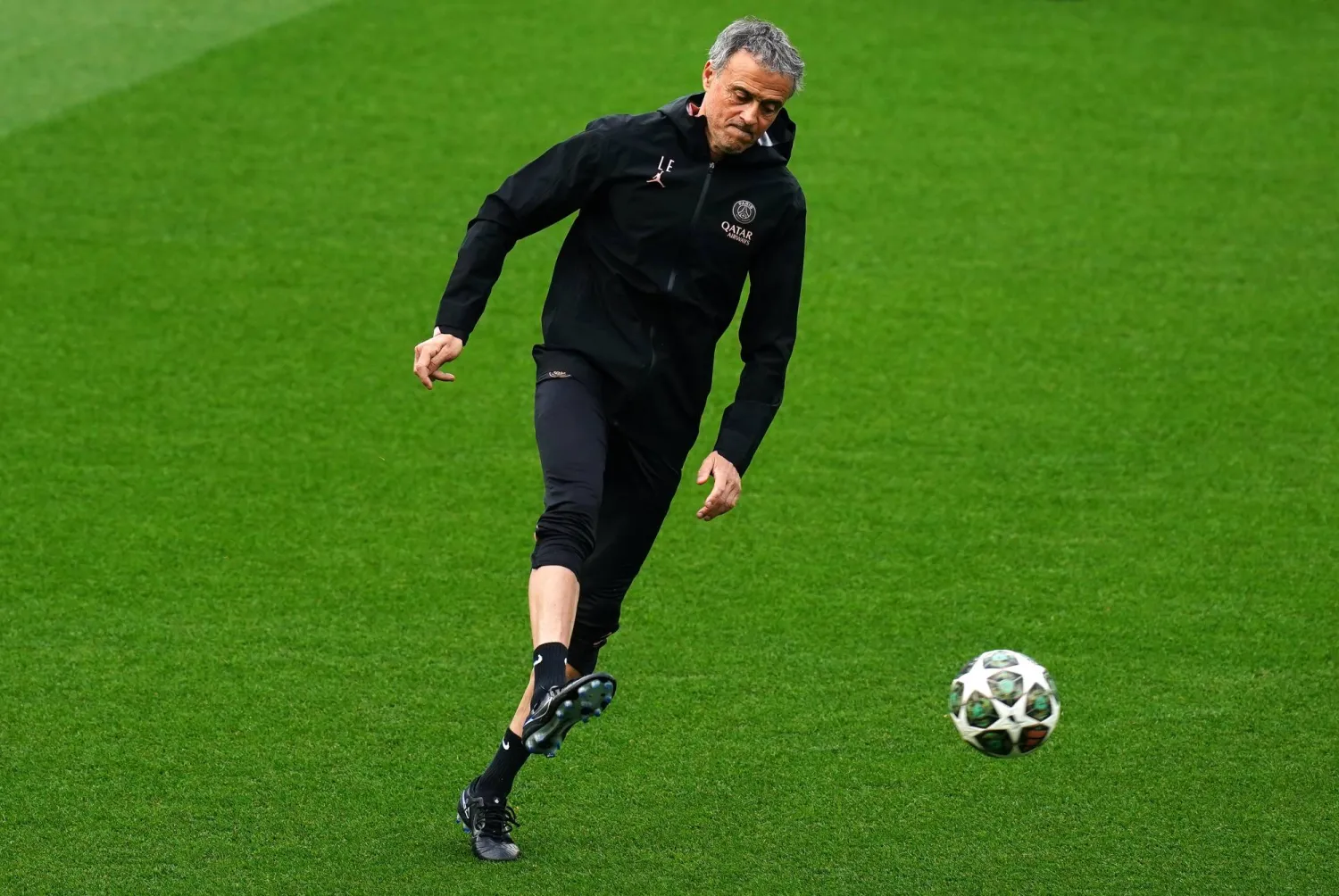 لويس إنريكي مدرب باريس سان جيرمان (د.ب.أ)