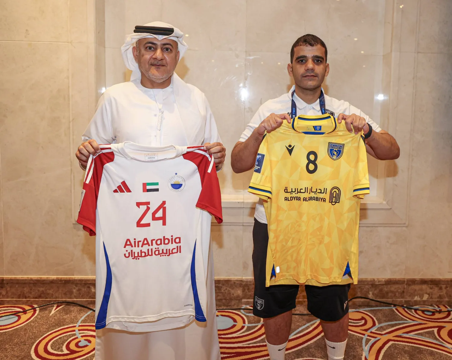 الفريقان سيرتديان القميصين المتفق عليهما في الاجتماع الفني للمباراة (نادي الشارقة)