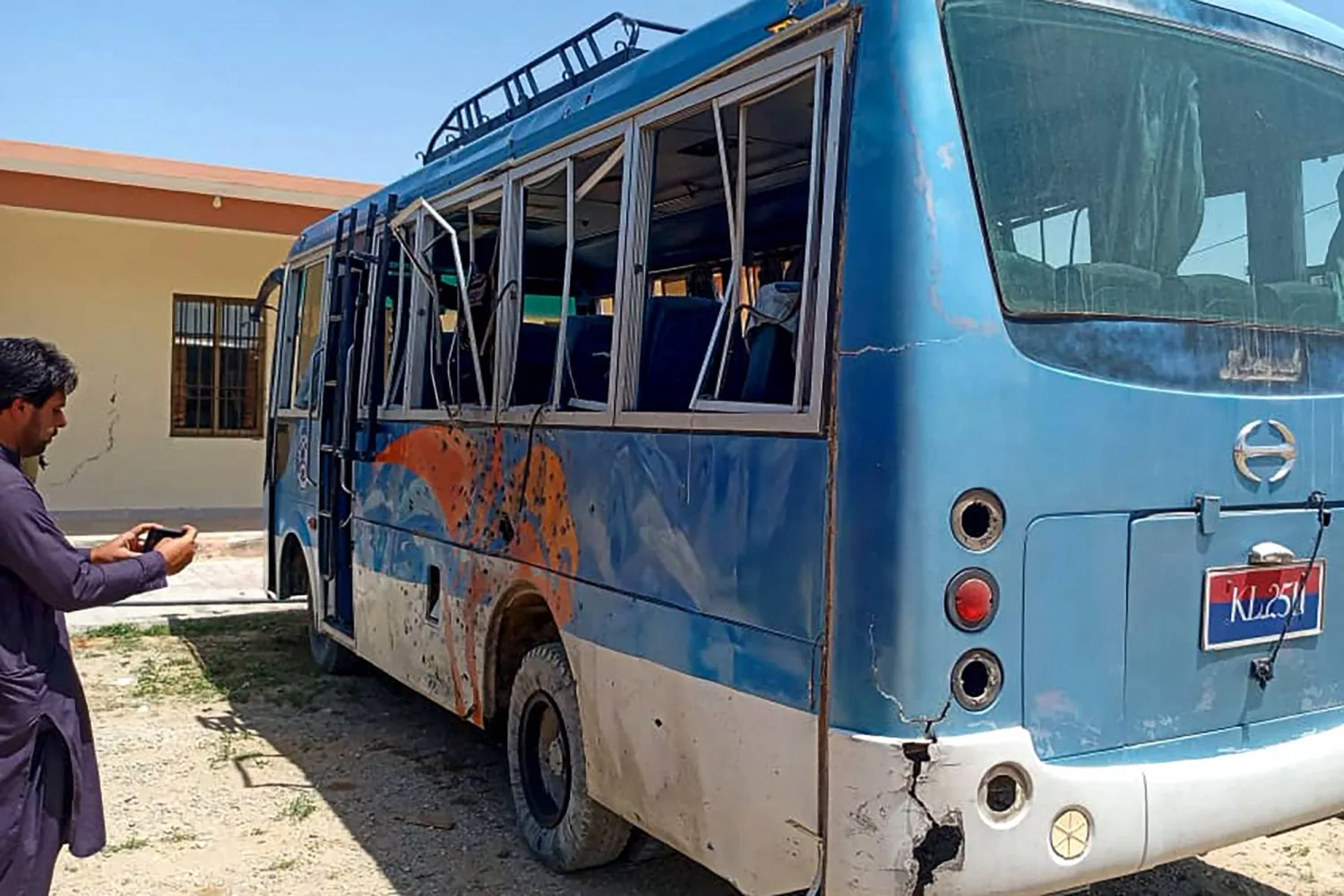 رجل يلتقط صوراً لحافلة شرطة متضررة متوقفة في مجمع أمني إثر انفجار قنبلة بمنطقة ماستونج في 15 أبريل 2025. وأفادت السلطات بأن انفجاراً استهدف حافلة شرطة بإقليم بلوشستان جنوب غربي باكستان أسفر عن مقتل 3 ضباط على الأقل وإصابة 16 آخرين - 15 أبريل (أ.ف.ب)