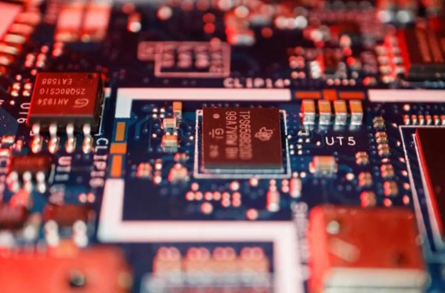 رقائق أشباه الموصلات على لوحة الدائرة في جهاز الكومبيوتر (أرشيفية - رويترز) 