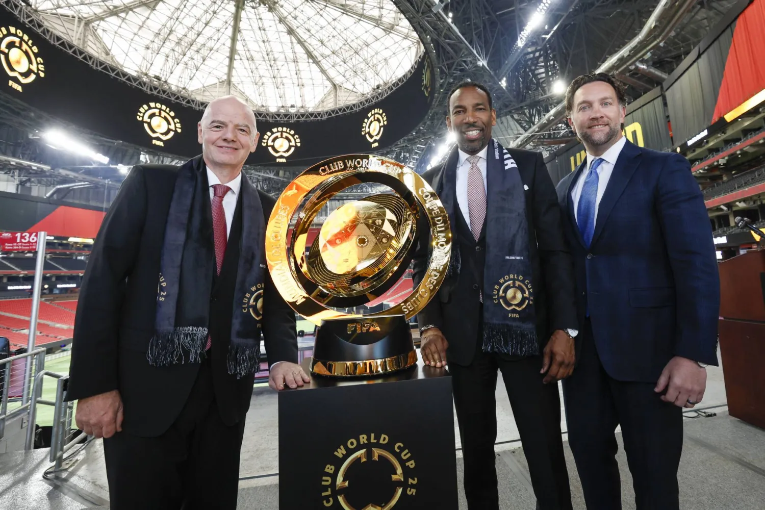 إنفانتينو خلال اصطحاب كأس العالم للأندية في جولة بملعب «مرسيدس-بنز» بأتلانتا (أ.ب)