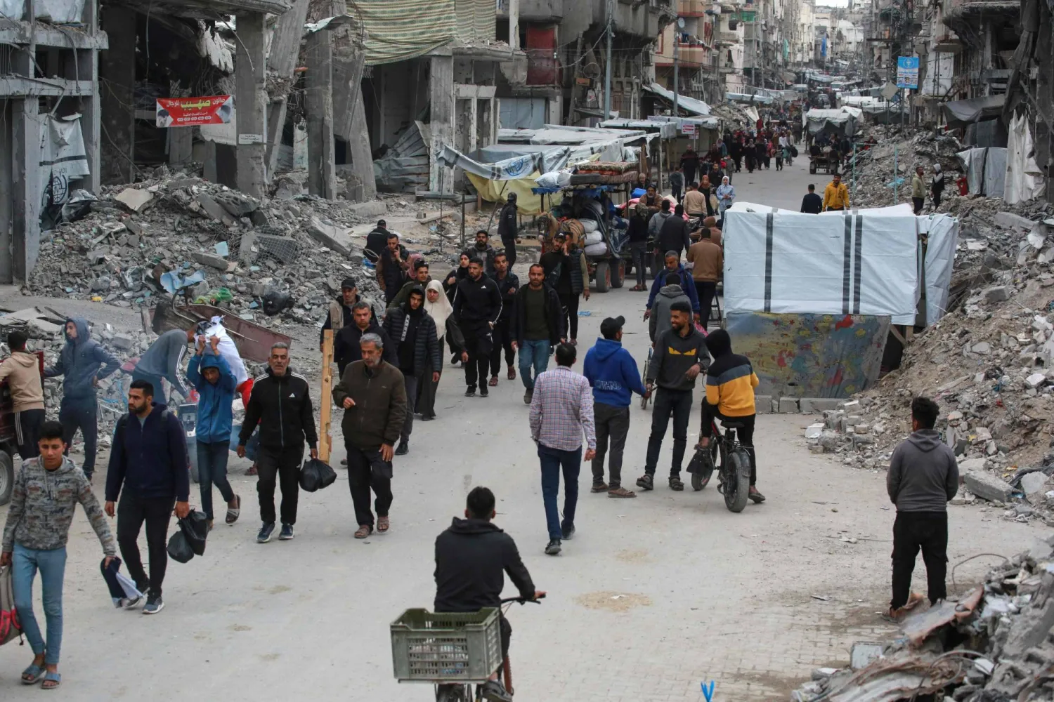 فلسطينيون ينقلون أمتعتهم لدى وصولهم إلى غزة هرباً من الأحياء الواقعة شرق المدينة عقب أوامر الإخلاء الإسرائيلية في 11 أبريل الحالي (أ.ف.ب)