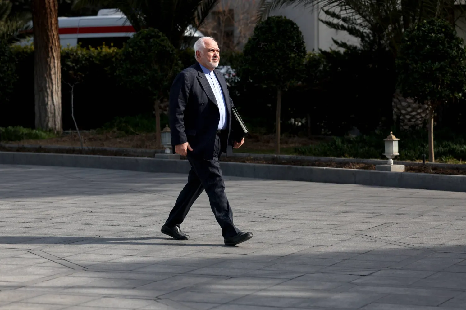 ظريف على هامش اجتماع للحكومة في فبراير الماضي (الرئاسة الإيرانية)