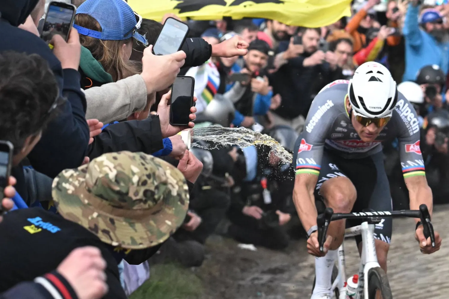 ماتيو فان دير بويل لحظة رشقه بقارورة (أ.ف.ب)