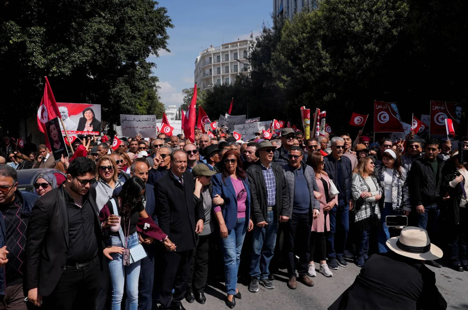 مظاهرة نظَّمها حقوقيون ونشطاء سياسيون الأربعاء الماضي للمطالبة بإطلاق سراح المعتقلين السياسيين (رويترز)