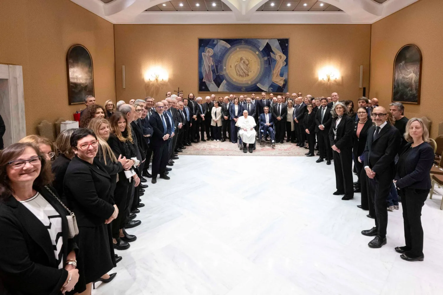 البابا يلتقي الطاقم الطبي في مستشفى جيميلي ويشكره (رويترز)