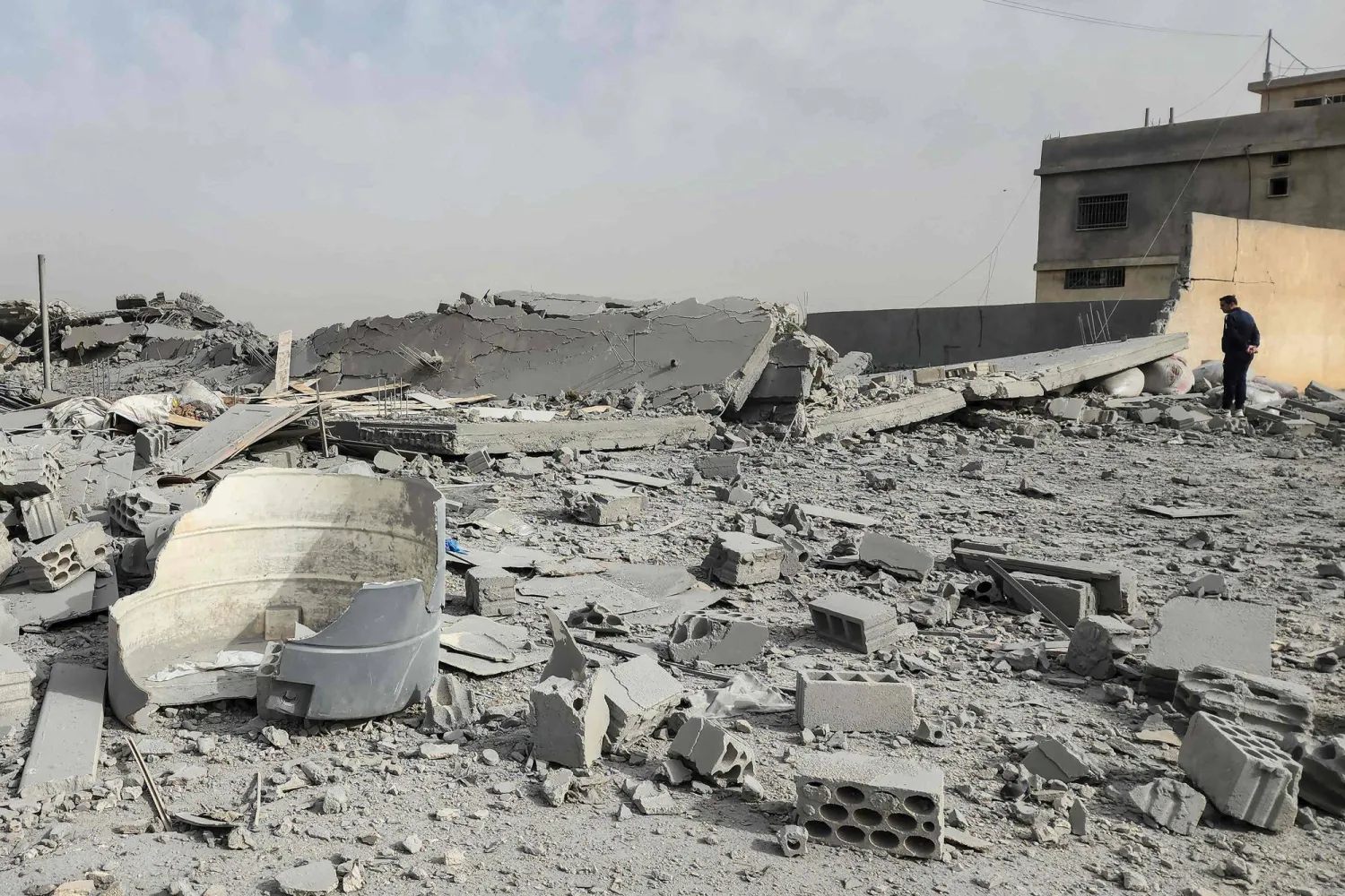 موقع استهدفته غارة جوية إسرائيلية في حوش تل صفية (أ.ف.ب)