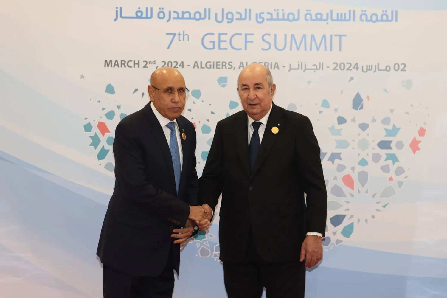 مصافحة بين الرئيس الجزائري ونظيره الموريتاني على هامش القمة السابعة لـ«منتدى الدول المصدرة للغاز»... (إ.ب.أ)