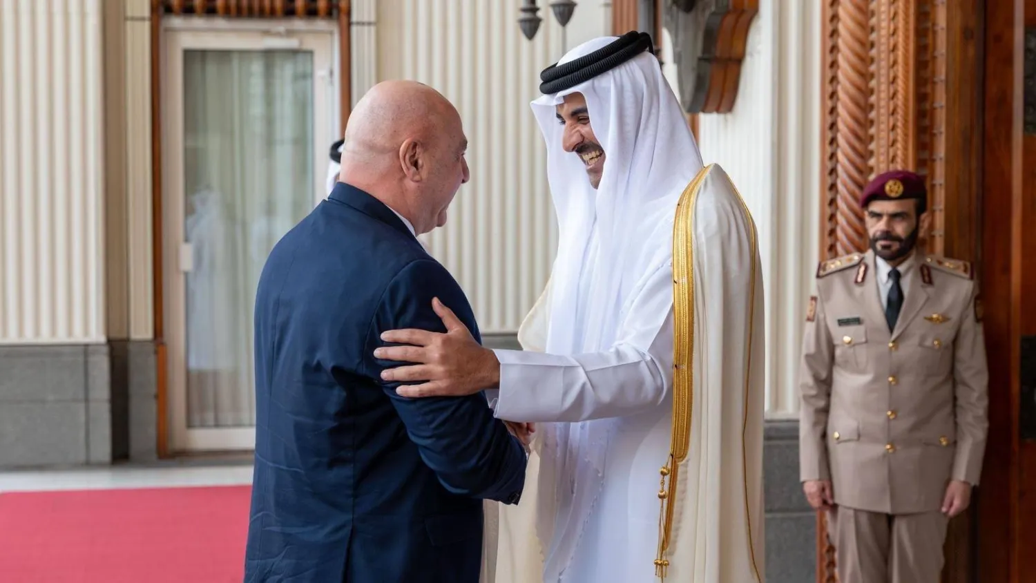 أمير قطر لدى استقباله الرئيس اللبناني في الديوان الأميري القطري اليوم (قنا)