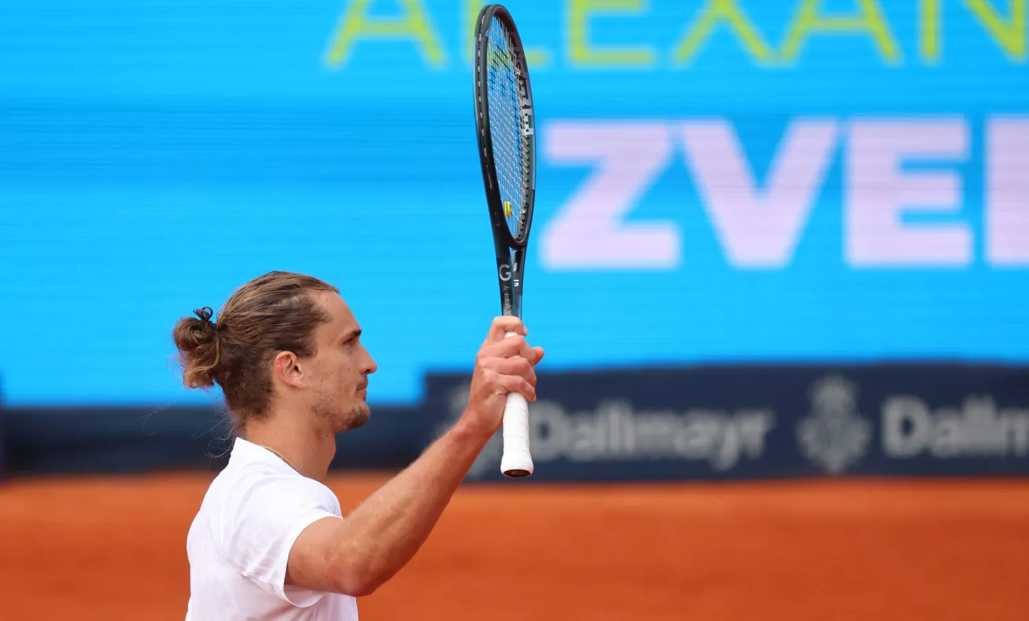 زفيريف محتفلاً بفوزه في المواجهة (د.ب.أ)