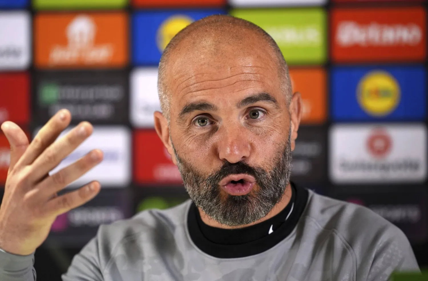 ماريسكا خلال حديثه للإعلاميين (أ.ب)