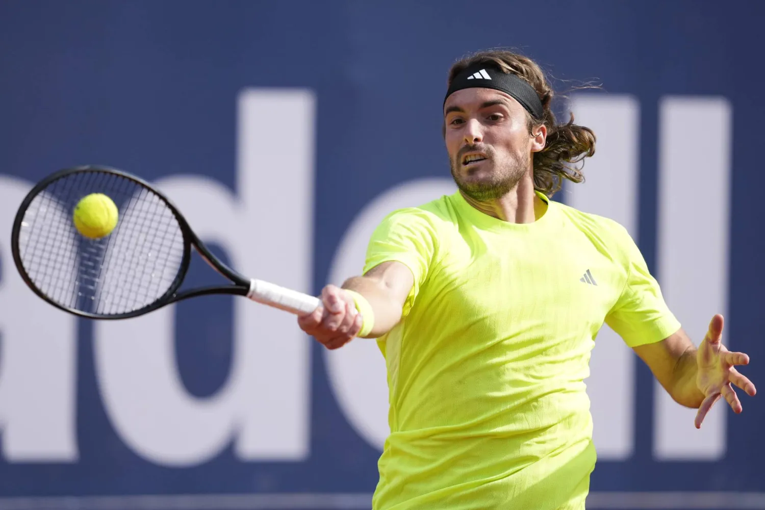 تسيتسيباس خلال مواجهة الأميركي كوردا (إ.ب.أ)