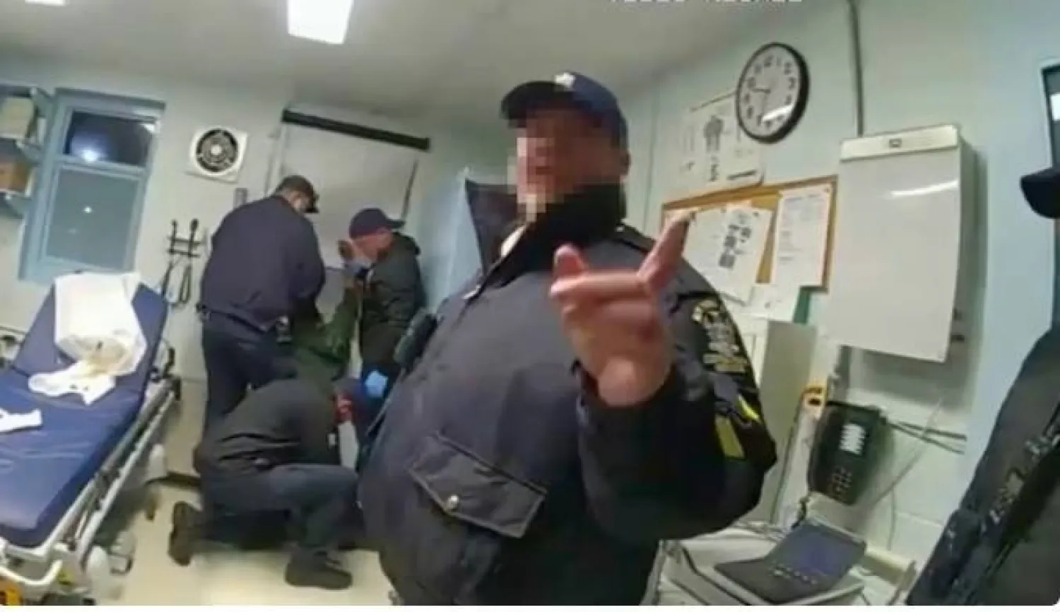 نشر مكتب المدعي العام في نيويورك لقطات من كاميرات مثبتة لضباط في منشأة إصلاحية