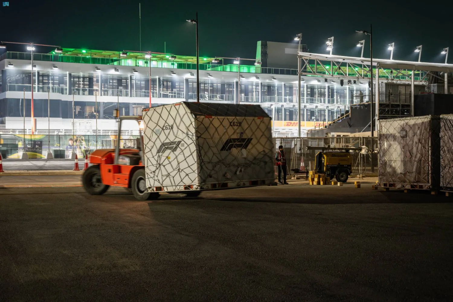 جانب من عمليات استقبال سيارات الفرق المشاركة ومعداتها (واس)