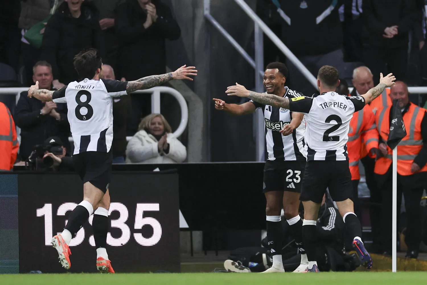 لاعبو نيوكاسل يحتفلون بأحد أهدافهم في المباراة (إ.ب.أ)

