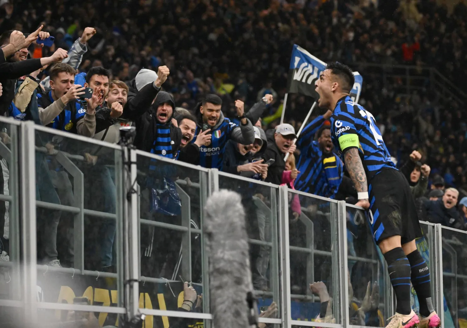 لاوتارو محتفلاً مع جماهير الإنتر بعد هدفه في البايرن (إ.ب.أ)