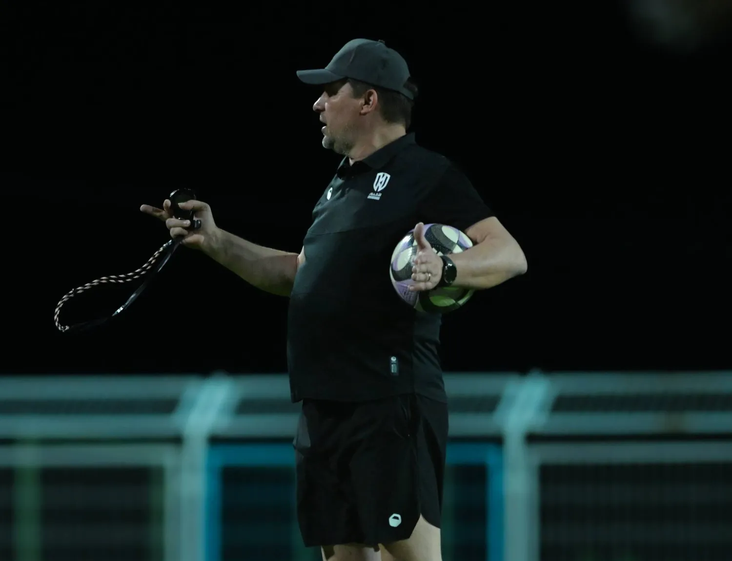 المدرب البرتغالي لدى إشرافه على تدريبات الأخدود (نادي الأخدود)