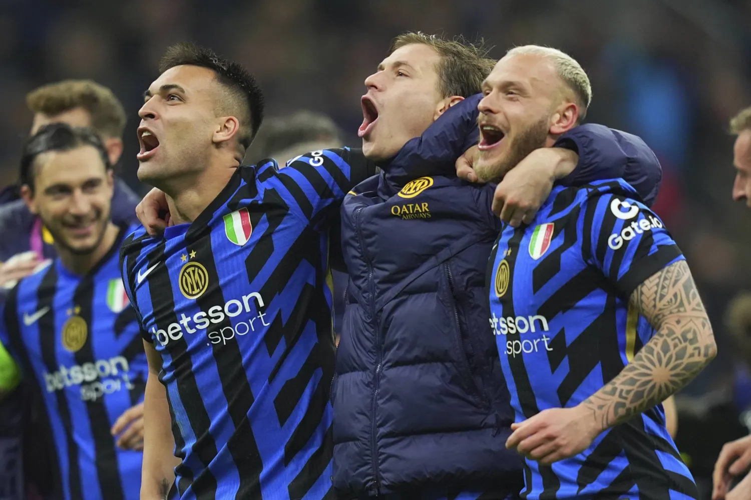 لاعبو الأنتر يحتفلون بالتأهل إلى نصف النهائي الأوروبي (أ.ب)