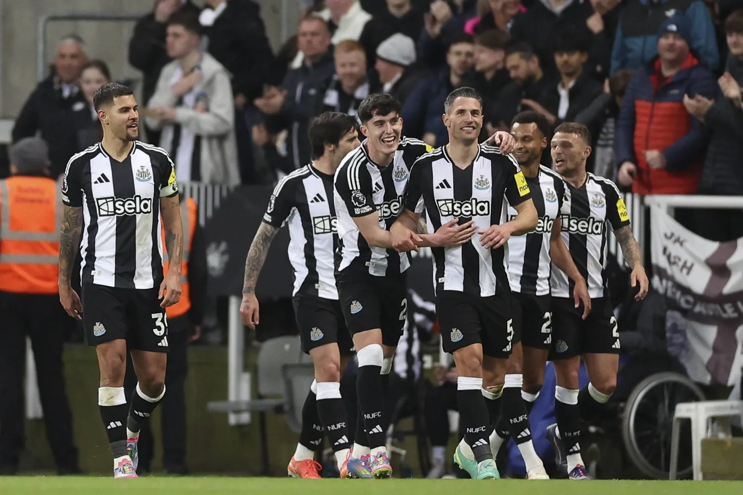 لاعبو نيوكاسل يحتفلون بأحد اهدافهم أمام كريستال بالاس (إ.ب.أ)