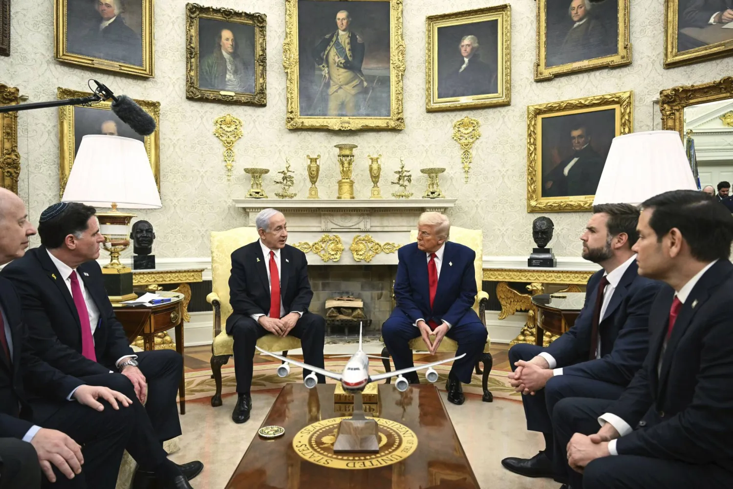 ترمب يلتقي نتنياهو بحضور جي دي فانس، ووزير الخارجية ماركو روبيو في المكتب البيضاوي الأسبوع الماضي (أ.ب)