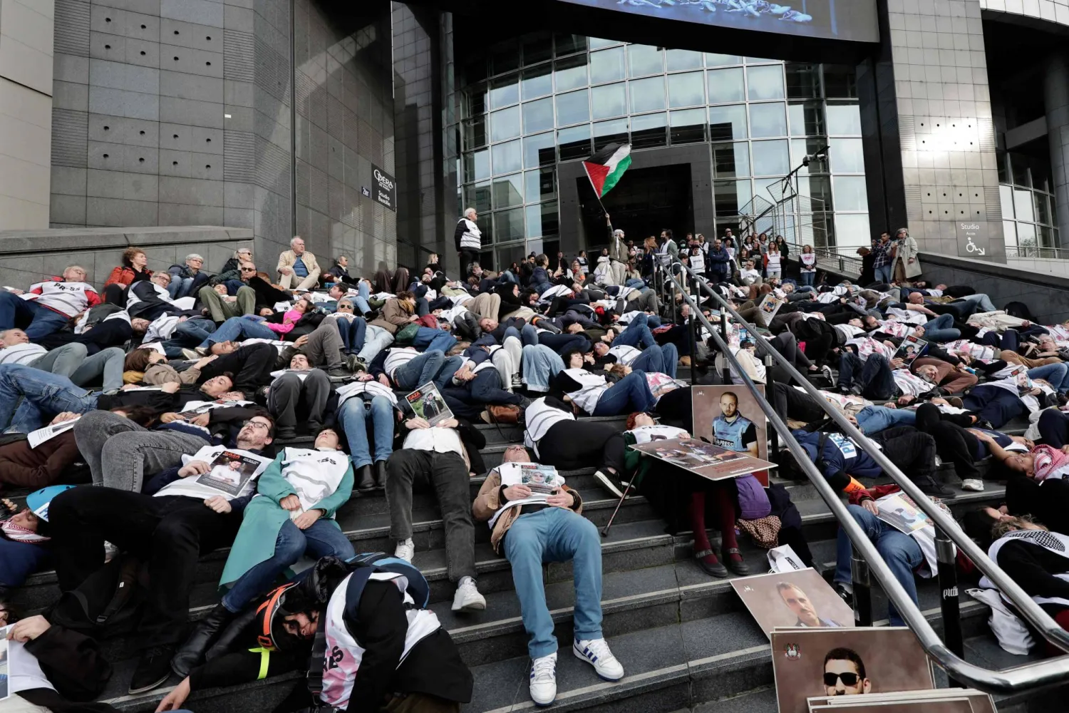 متظاهرون يشاركون في وقفة احتجاجية دعماً للصحفيين الفلسطينيين أمام دار أوبرا الباستيل في باريس (أ.ف.ب)