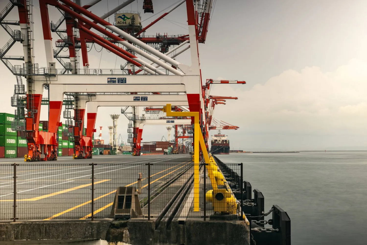 سفينة شحن في محطة الشحن الدولية بميناء طوكيو (أ.ف.ب)