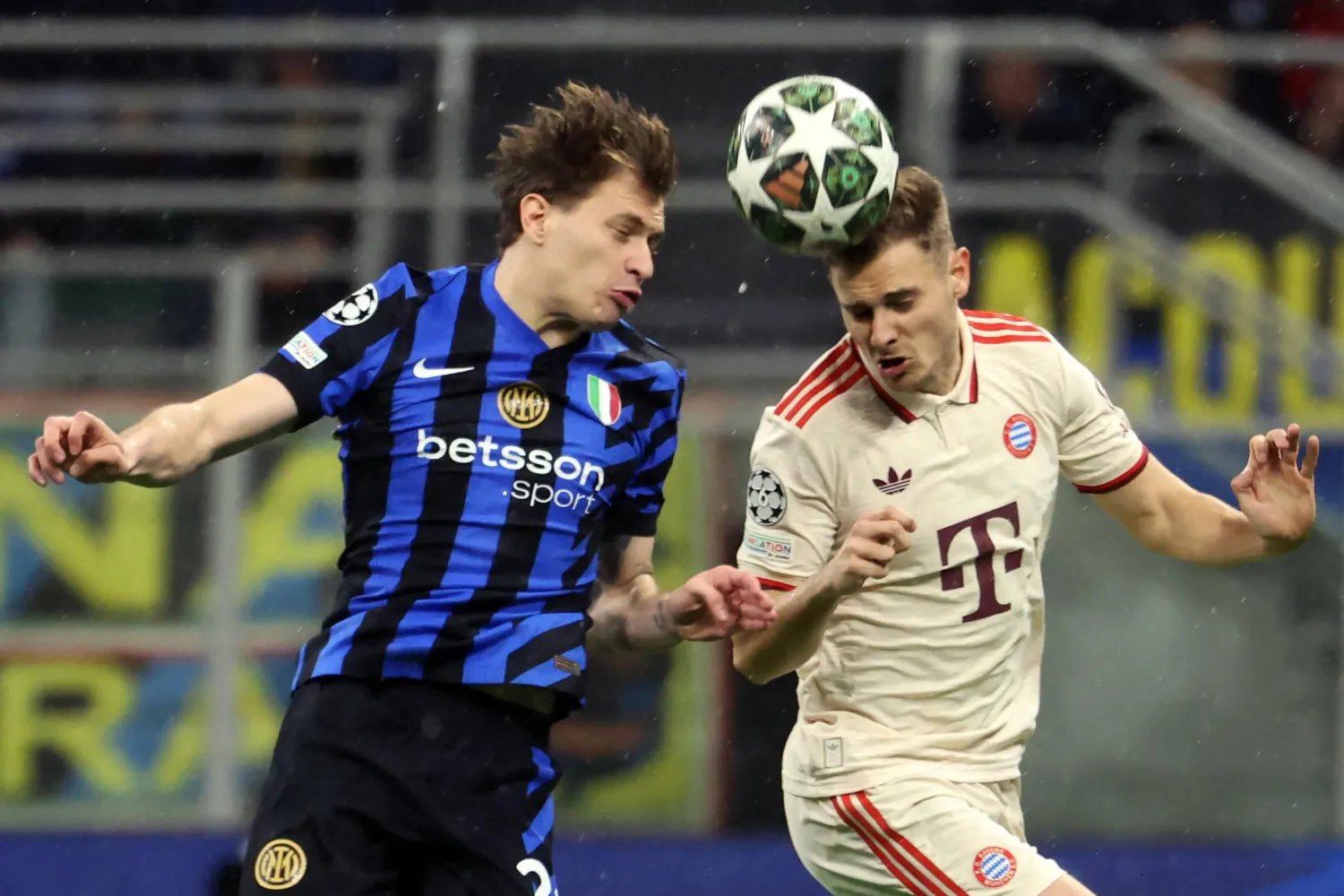 نيكولو باريلا لاعب إنتر في مواجهة يوسيب ستانيسيتش لاعب بايرن (أ.ف.ب)