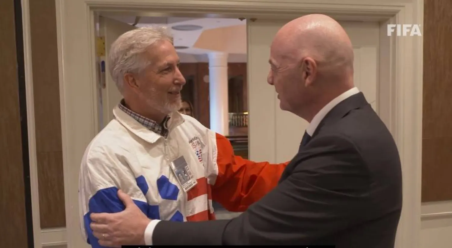 إنفانتينو لحظة لقائه المشجع رقم مليون (فيفا)