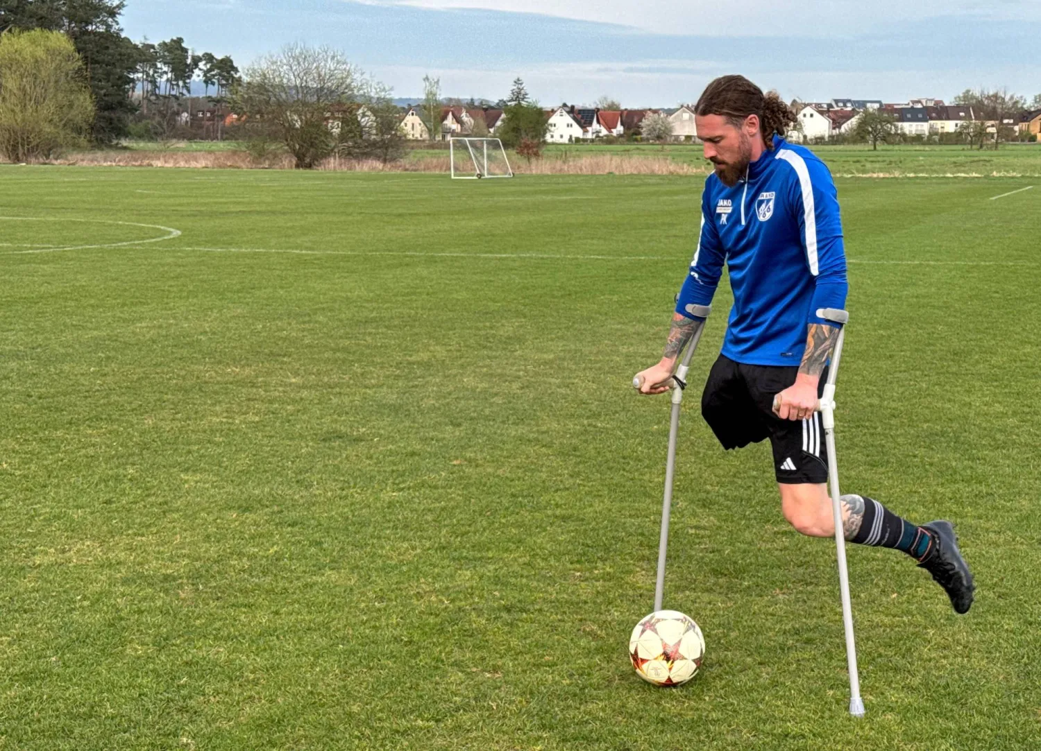 بيير كايزر يتقن فن التلاعب بالكرة (رويترز)