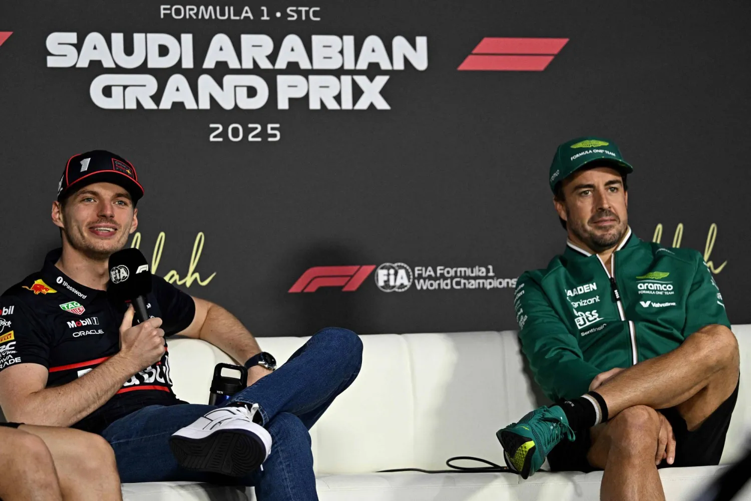 ألونسو وفيرستابن خلال المؤتمر الصحفي (أ.ف.ب)