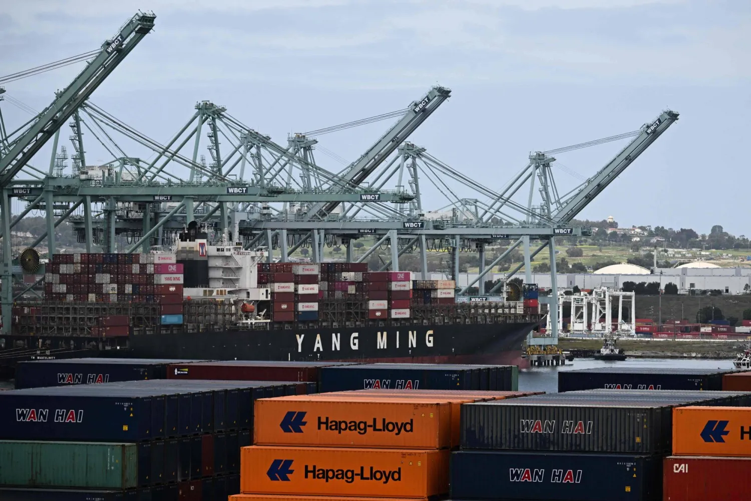 سفينة حاويات صينية في ميناء لوس أنجليس بولاية كاليفورنيا الأميركية (أ.ف.ب)