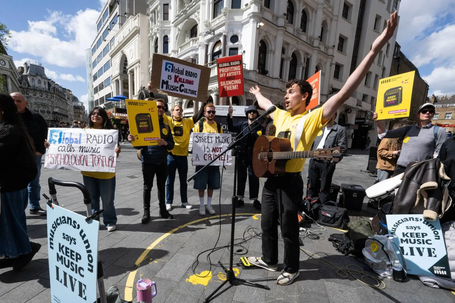 مايلز كروسلي يؤدي فقرة غنائية في ساحة «ليستر سكوير» وسط لندن (د.ب.أ)