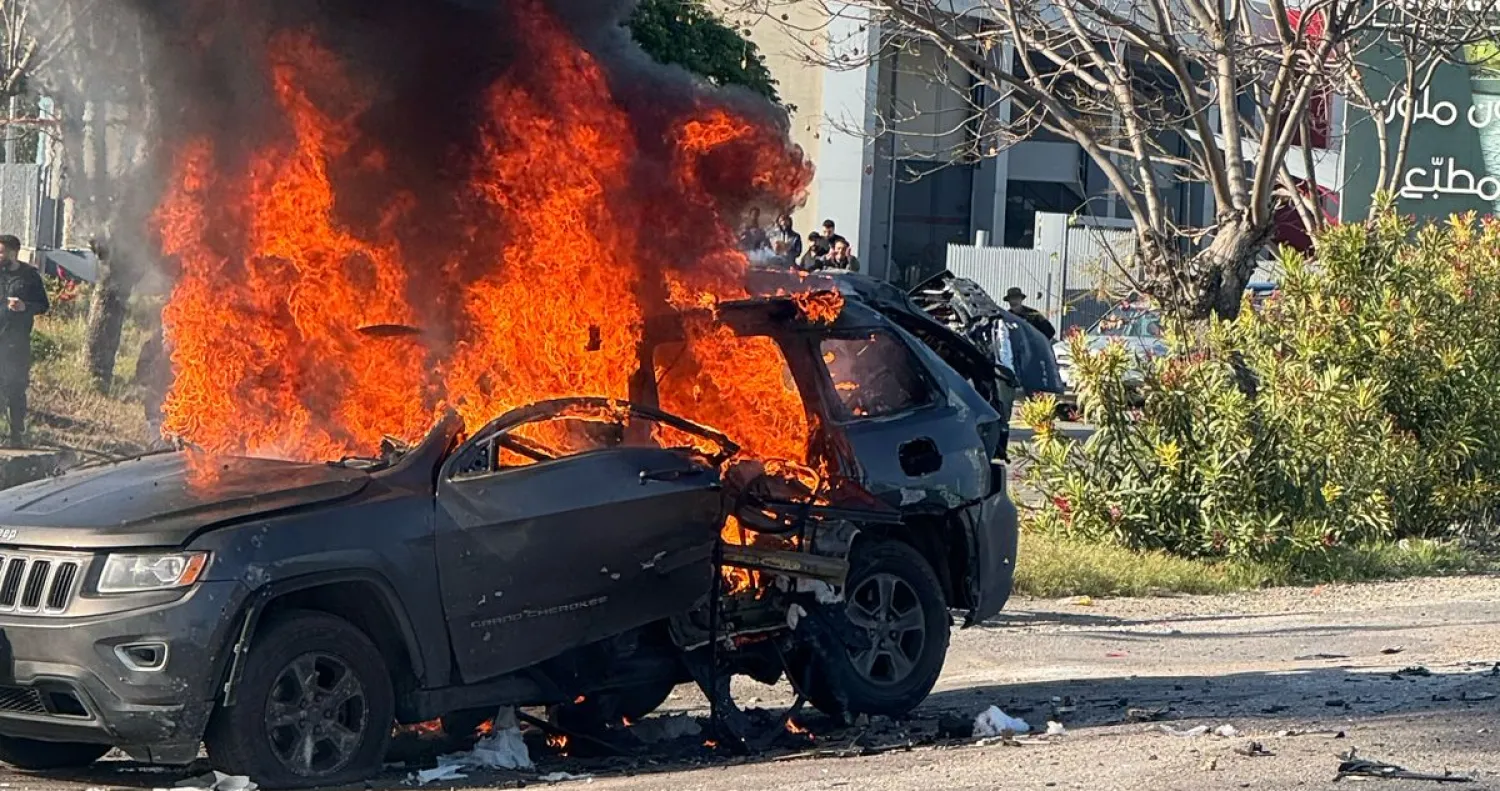 السيارة التي استهدفها القصف الإسرائيلي في الغازية جنوب لبنان (الوكالة الوطنية للإعلام)
