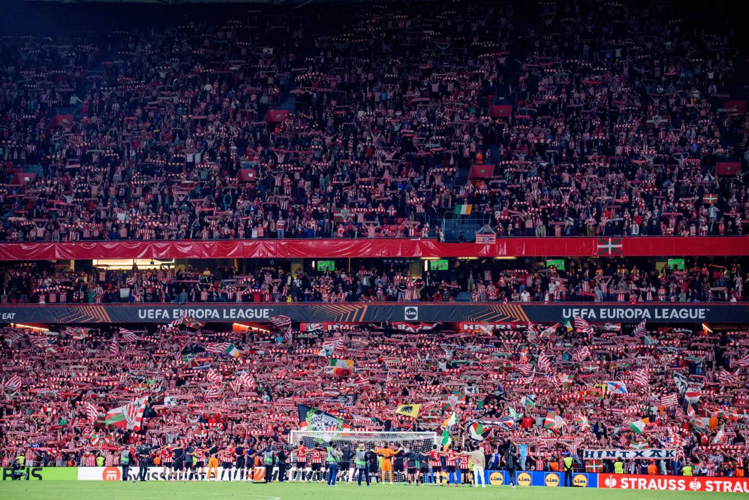 لاعبو بلباو يحتفلون أمام جماهيرهم بعد التأهل لنصف نهائي الدوري الأوروبي (إ.ب.أ)