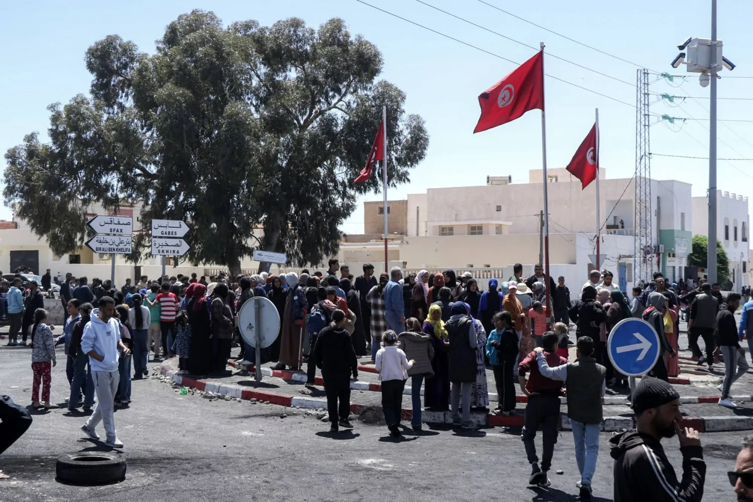 جانب من احتجاجات أهالي المزونة المهمشة في وسط تونس (أ.ف.ب)