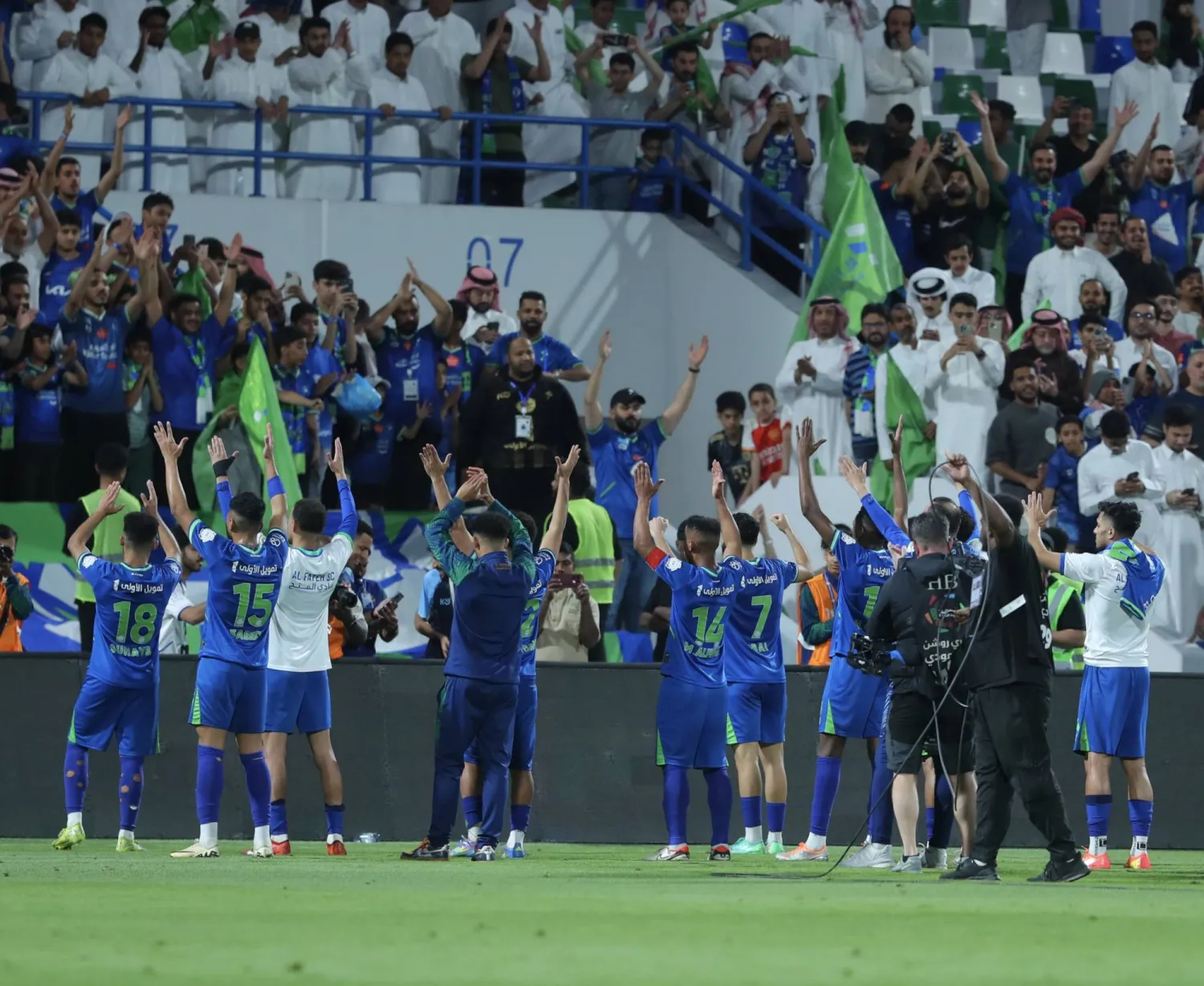 لاعبو الفتح يحتفلون مع جماهيرهم عقب الفوز الأخير (تصوير: عبدالعزيز النومان)