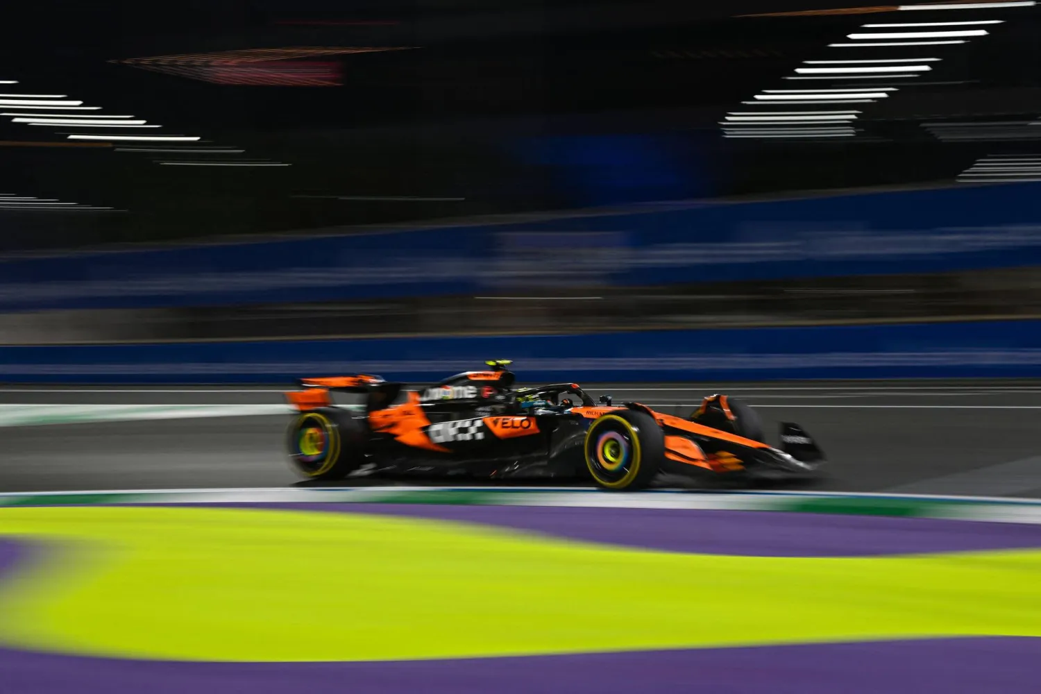 نوريس خلال جولة التجارب الحرة (أ.ف.ب)