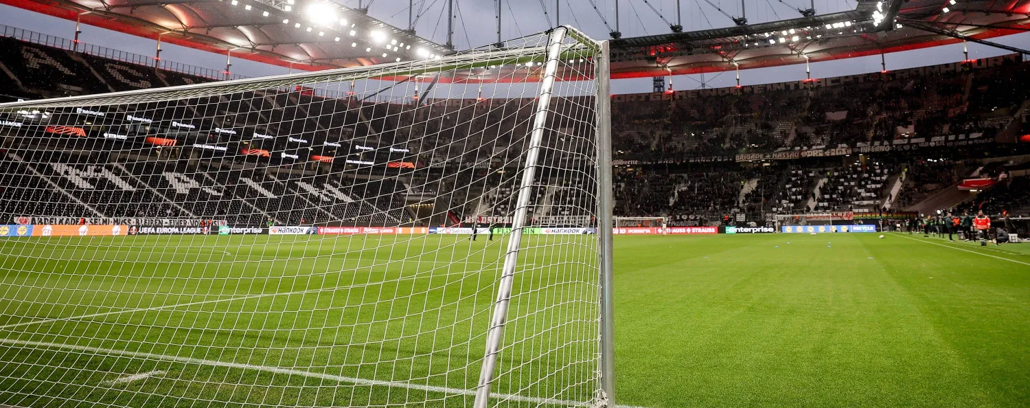 المباراة توقفت بسبب رشاشات المياه (إ.ب.أ)