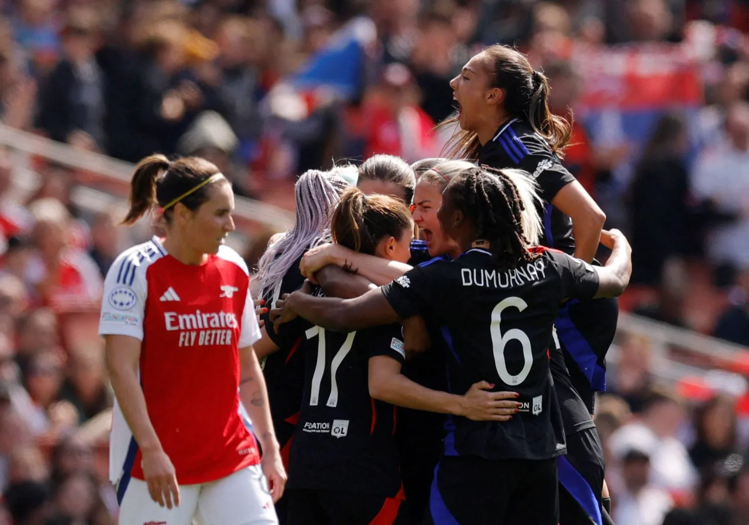 فرحة لاعبات ليون بالفوز على آرسنال بملعبه (رويترز)