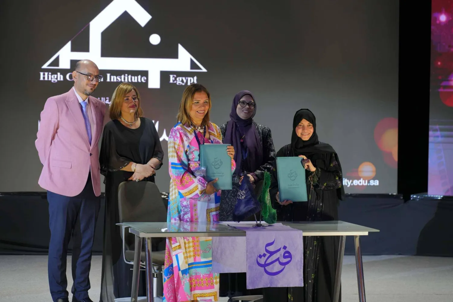 بعد توقيع اتفاقية التعاون بين الجامعة والأكاديمية (أكاديمية الفنون المصرية)