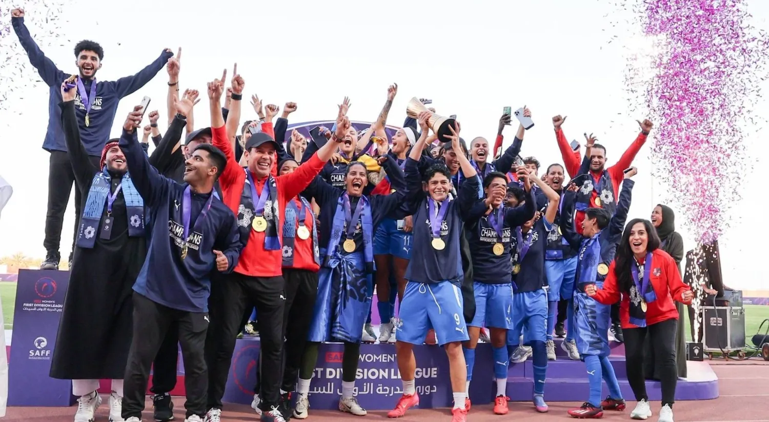 فريق نيوم لدى تتويجه بلقب دوري الأولى للسيدات (الشرق الأوسط)