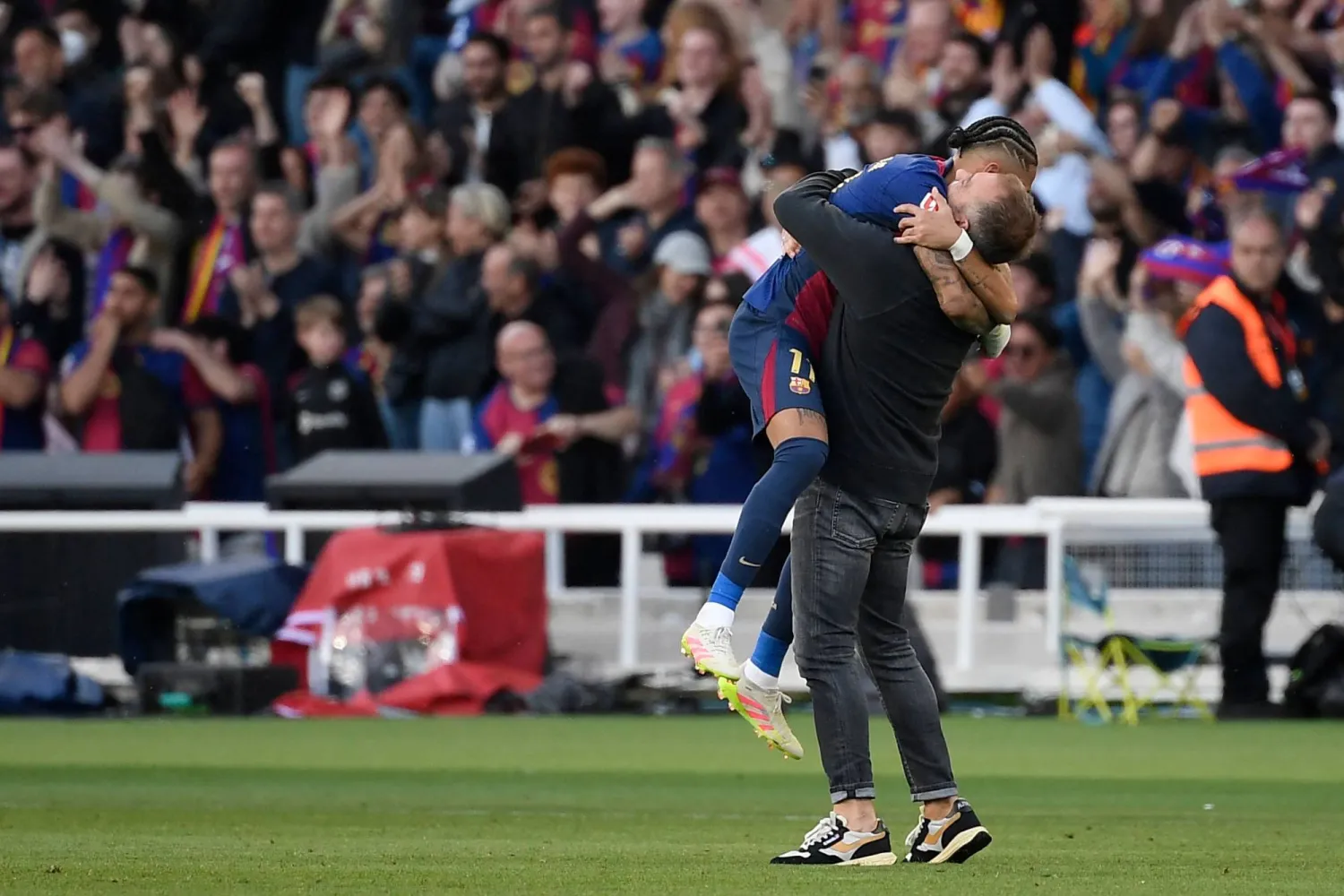 رافينيا سجّل هدف الفوز من ركلة جزاء في الدقيقة الثامنة من الوقت بدل الضائع (أ.ف.ب)