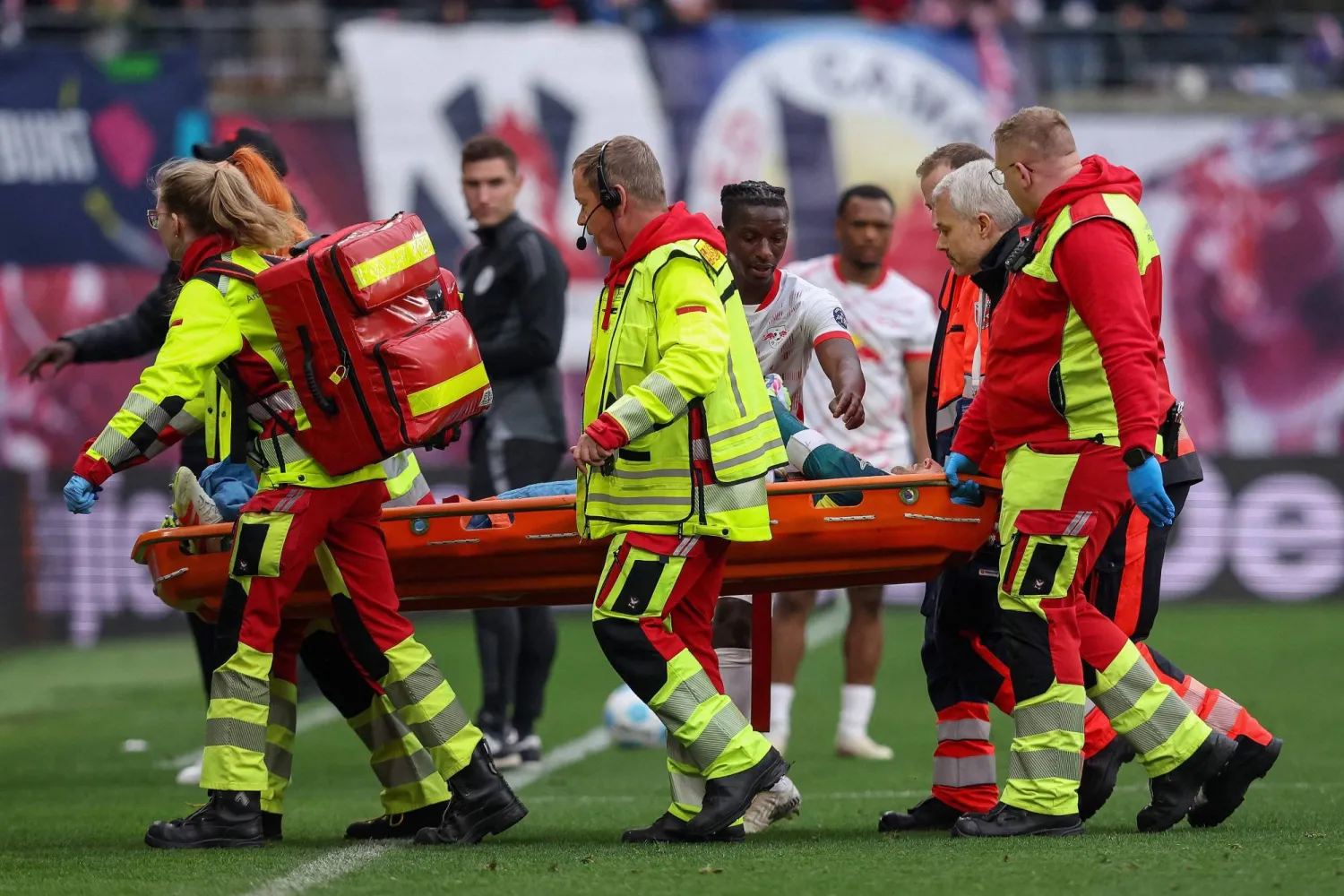 بيتر غولاتشي لحظة خروجه من ملعب المباراة (أ.ف.ب)