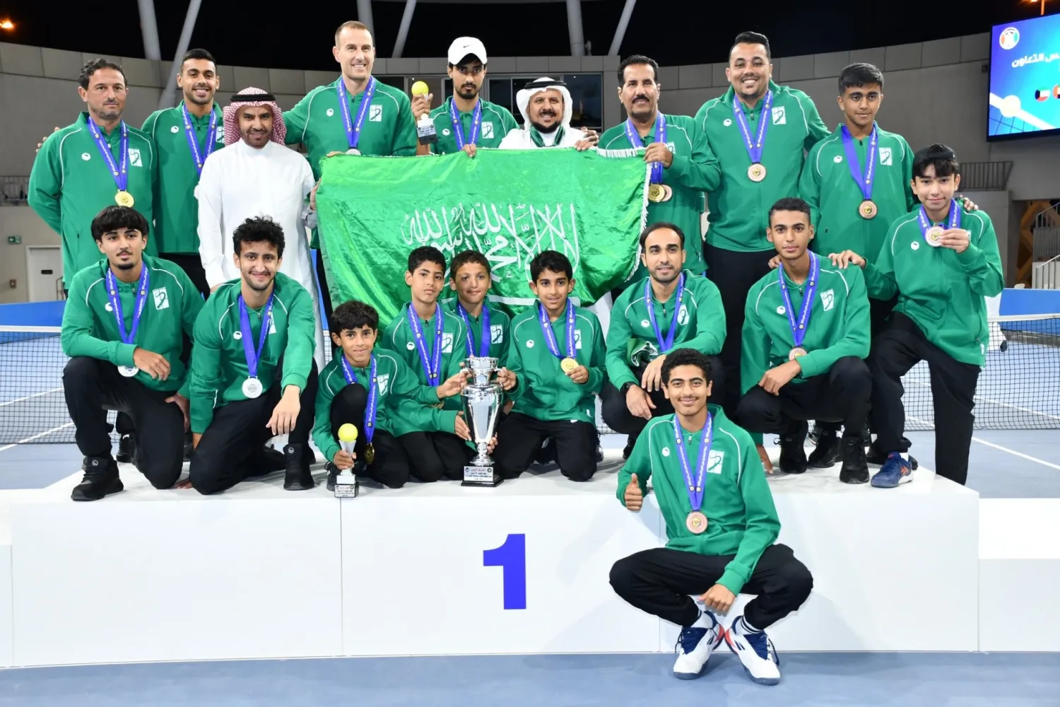 البعثة السعودية محتفلة بالإنجاز (الشرق الأوسط)