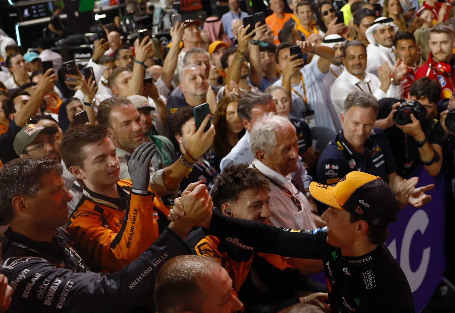 بياستري مع الجماهير عقب تتويجه باللقب (رويترز)