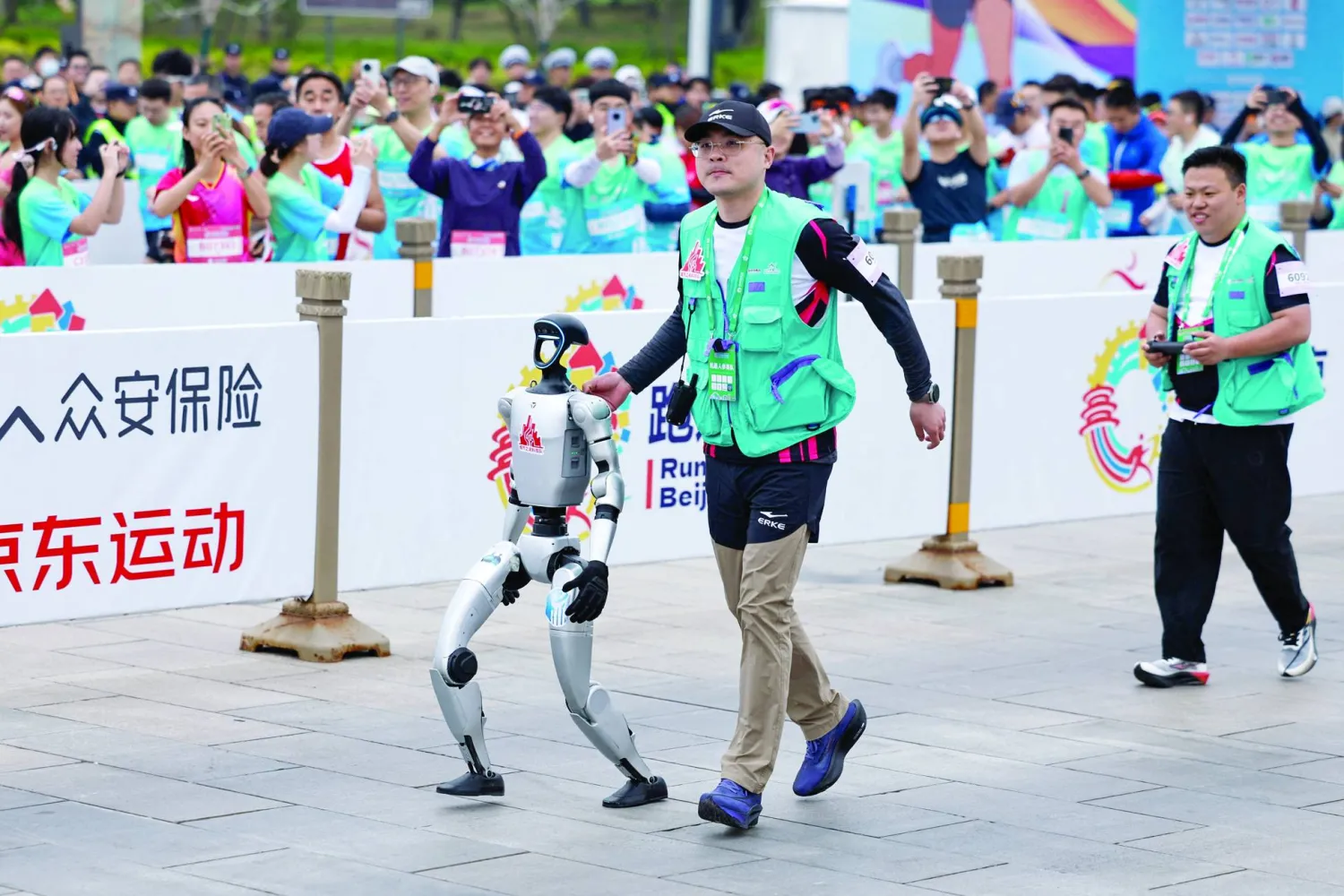 رافق الروبوتات مدربون من البشر وكان على بعضهم دعم الآلات جسدياً أثناء السباق (رويترز)