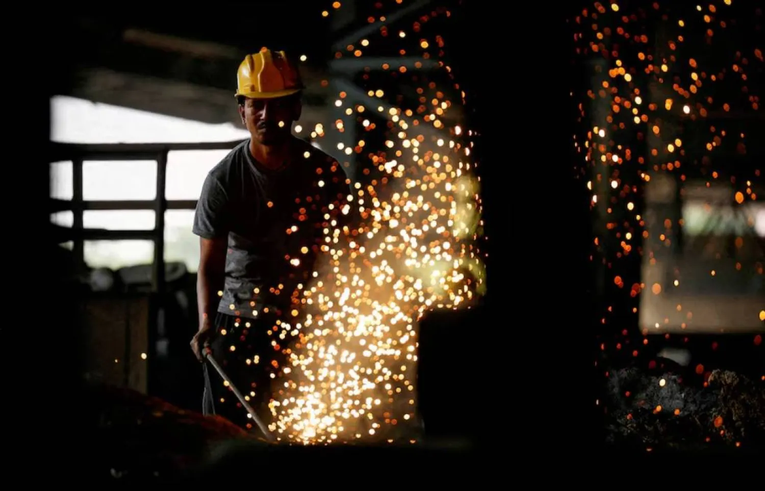 عامل في خط إنتاج لمعالجة الصلب في أحد المصانع بمدينة ماندي غوبيندغاره بولاية البنجاب شمال الهند (رويترز)