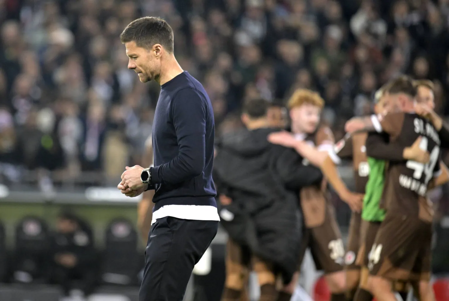 الإسباني تشابي ألونسو مدرب باير ليفركوزن (إ.ب.أ)