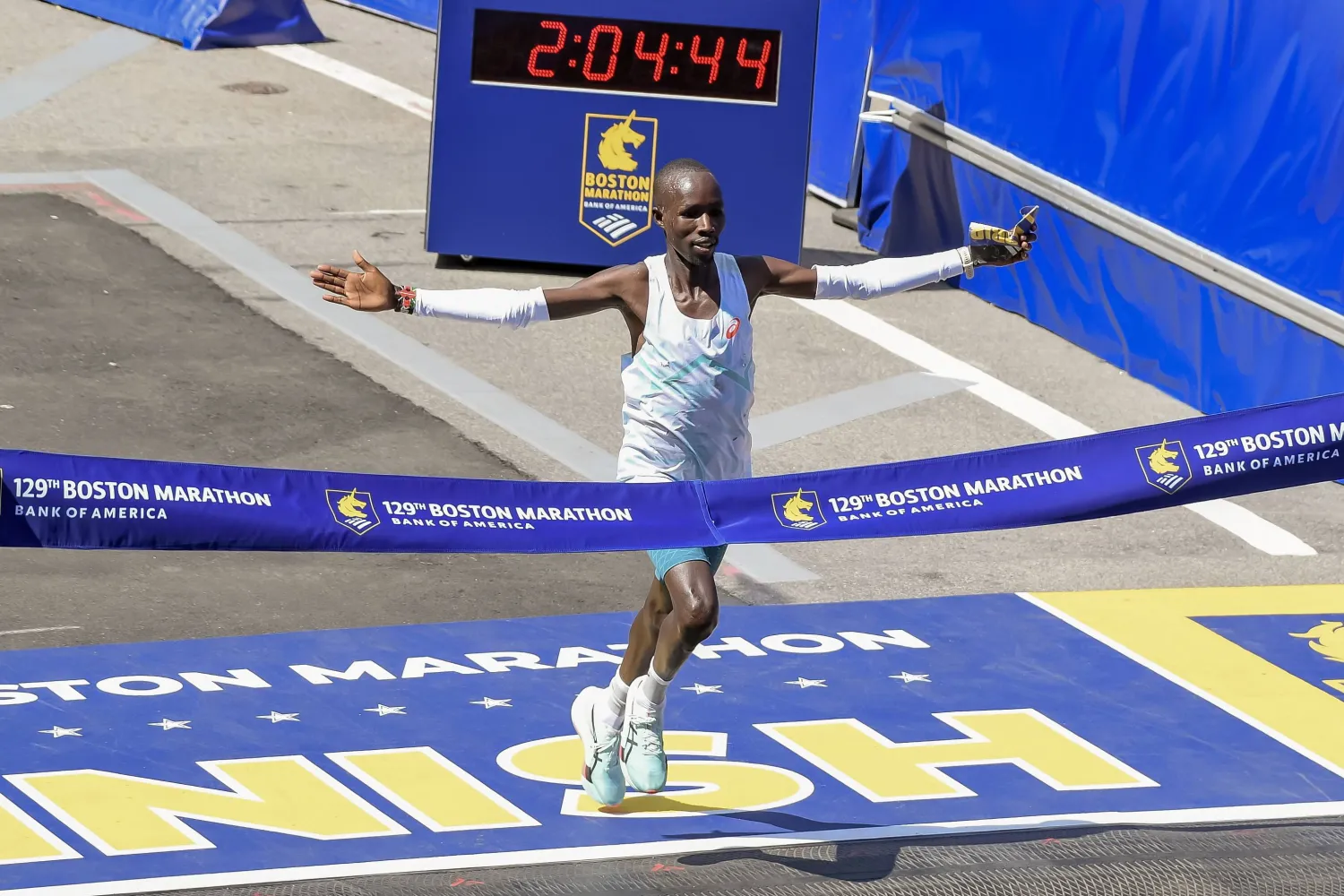 الكيني جون كورير يفوز بماراثون بوسطن (إ.ب.أ)