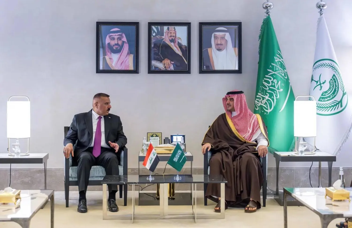 وزير الداخلية السعودي الأمير عبد العزيز بن سعود مستقبلاً نظيره العراقي الفريق أول ركن عبد الأمير الشمري في جدة (واس)
